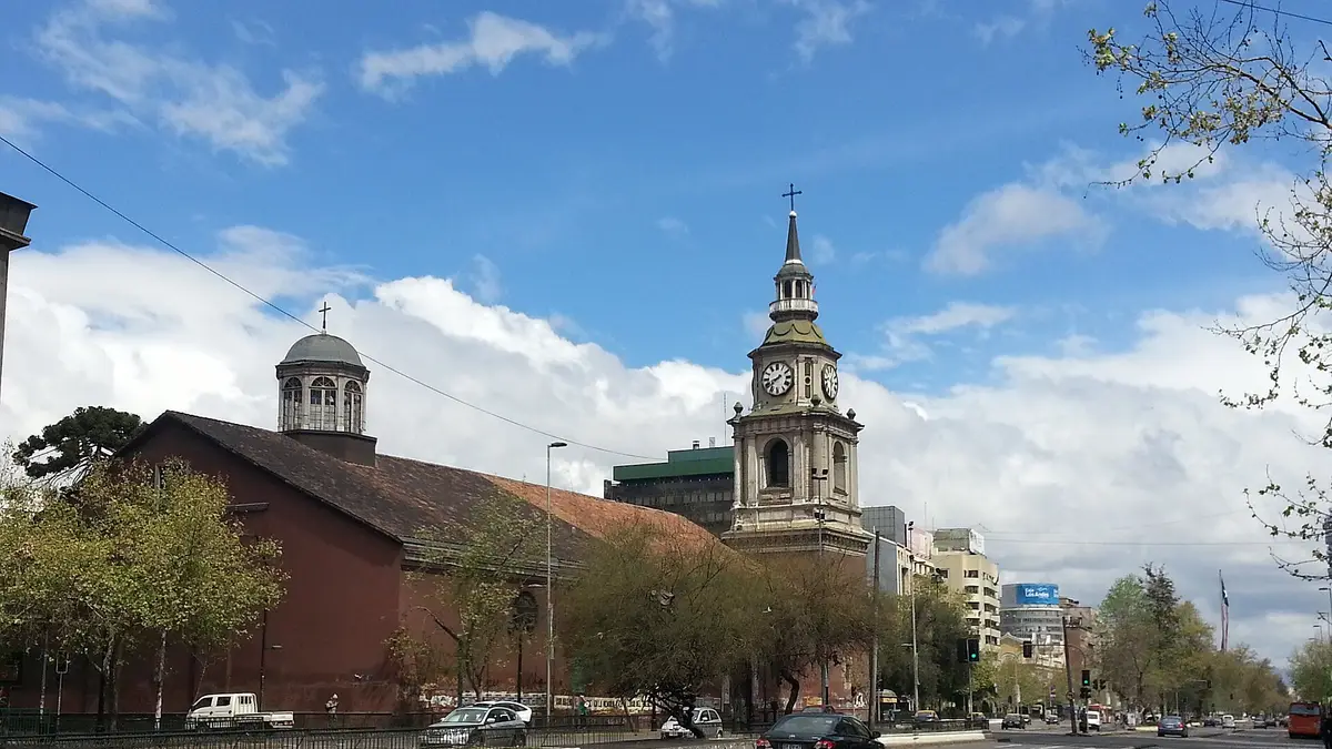 A Alameda de Santiago e a igreja de San Francisco depois da chuva