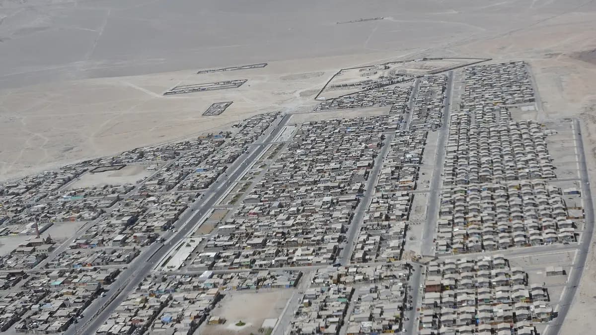 Vista aérea de Alto Hospicio sobre o pampa, com ruas e casas