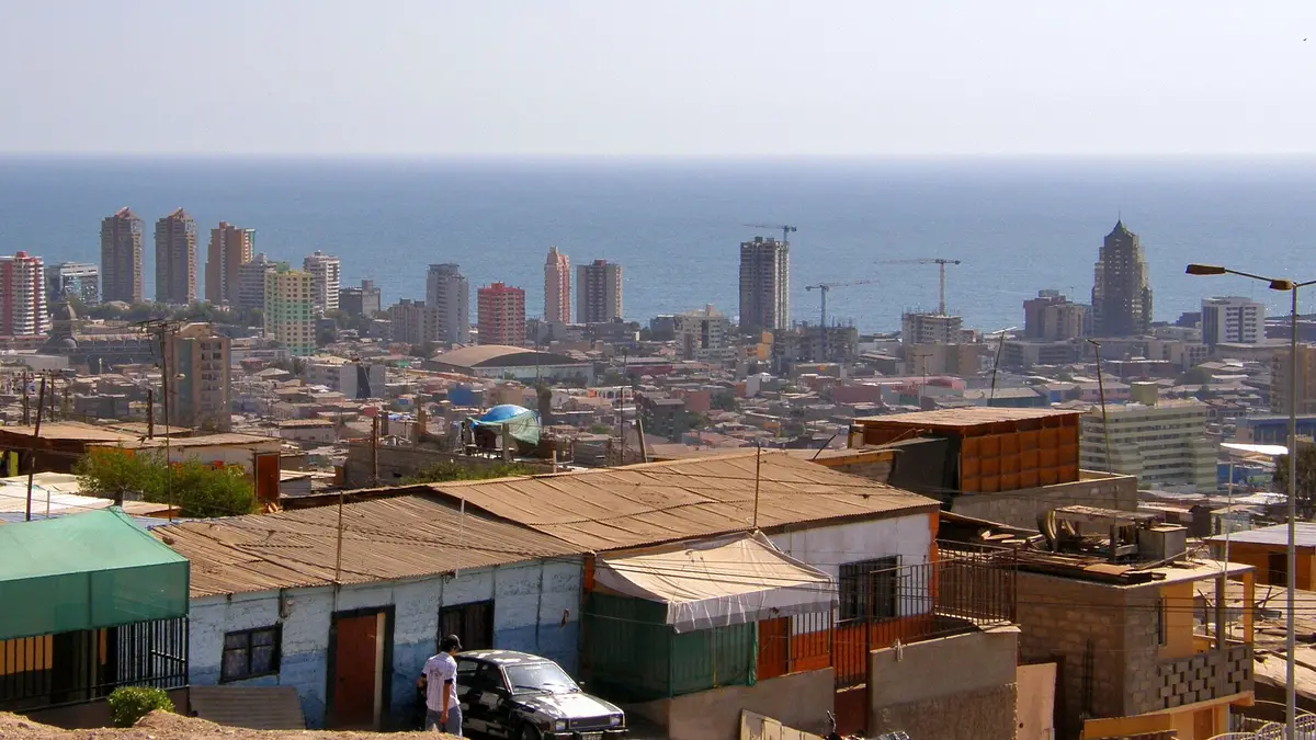 Vista de Antofagasta desde los cerros del sector Chango López, con edificios junto al mar
