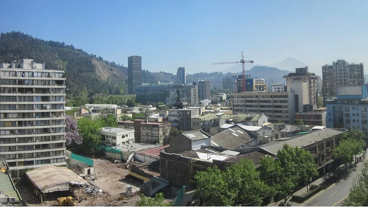 Vista de prédios e ruas de Providencia, em Santiago, com a cordilheira ao fundo