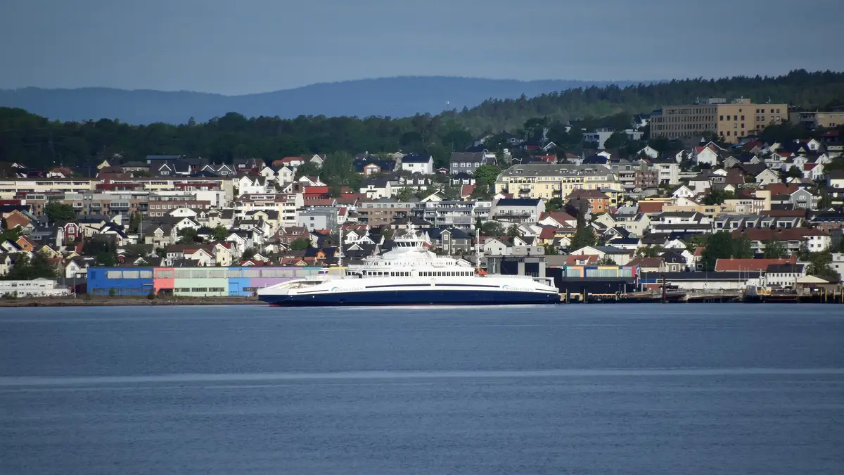 A balsa elétrica Bastø Electric navegando diante da cidade de Horten, na Noruega