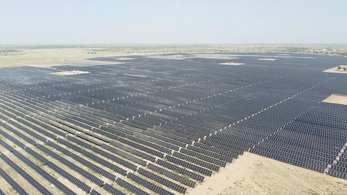 Fileiras de painéis solares de uma usina no parque Bhadla, Índia