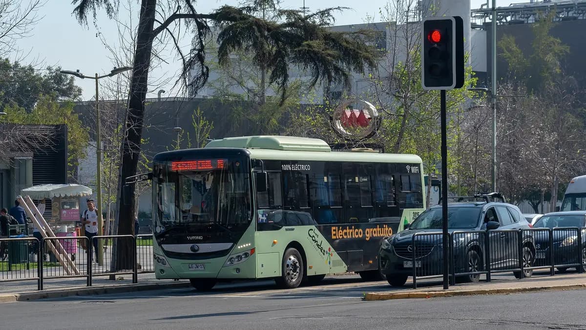 Bus eléctrico del transporte público en la avenida Apoquindo, Las Condes