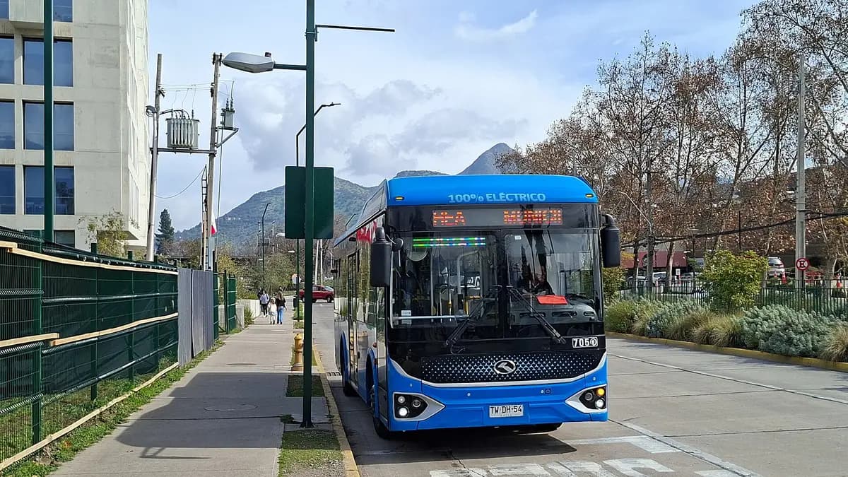 Bus eléctrico azul de transporte público en Lo Barnechea, Santiago