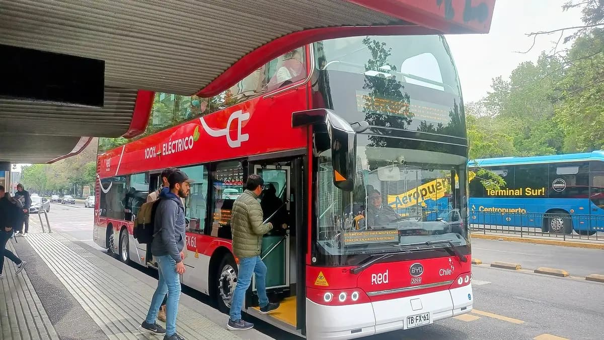 Venta de buses nuevos cae 68% en 2026 tras el récord de buses eléctricos de RED
