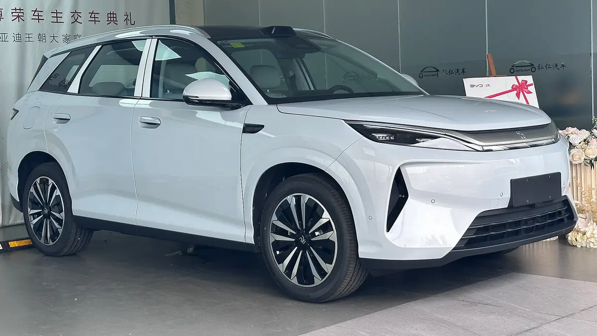 Venda de carros elétricos e híbridos plug-in no Chile cresce 144,6% em 2026 e chega a 6,3% do mercado
