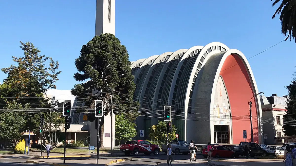 Catedral de Chillán com sua fachada de arcos de concreto
