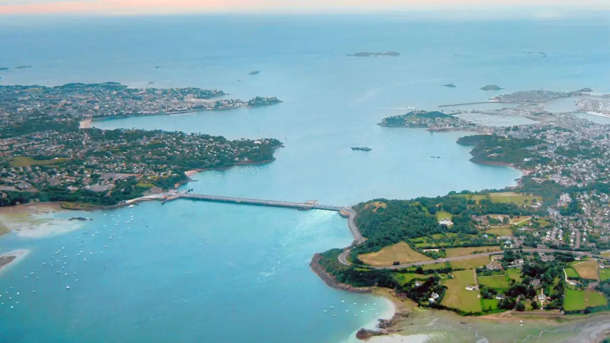 Vista aérea del estuario del río Rance, en Bretaña, con la barrera de la central mareomotriz cruzando de una orilla a otra