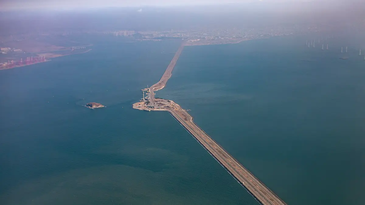 Vista aérea del muro marino y la central mareomotriz de Sihwa, en Corea del Sur, en medio del mar
