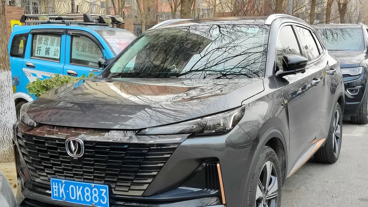 SUV Changan CS55 Plus cinza estacionado