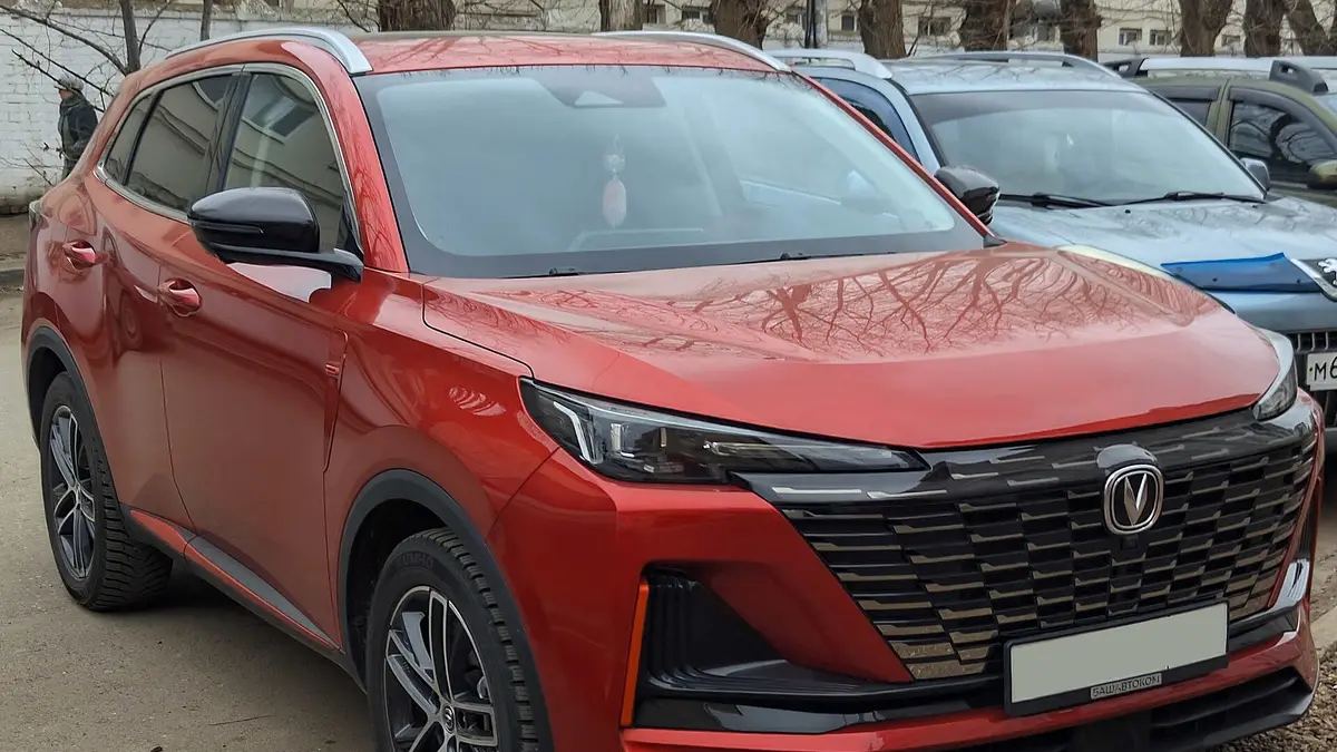 SUV Changan CS55 Plus vermelho estacionado