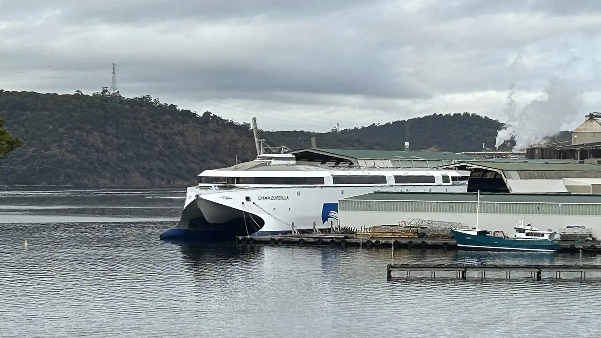 O catamarã elétrico China Zorrilla atracado no estaleiro da Incat em Hobart, Austrália