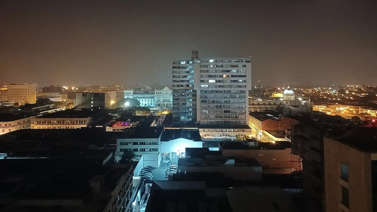 Vista nocturna de edificios iluminados en la Ciudad de Guatemala