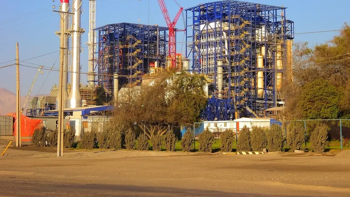 Estructuras de centrales termoeléctricas en construcción en Mejillones en 2010