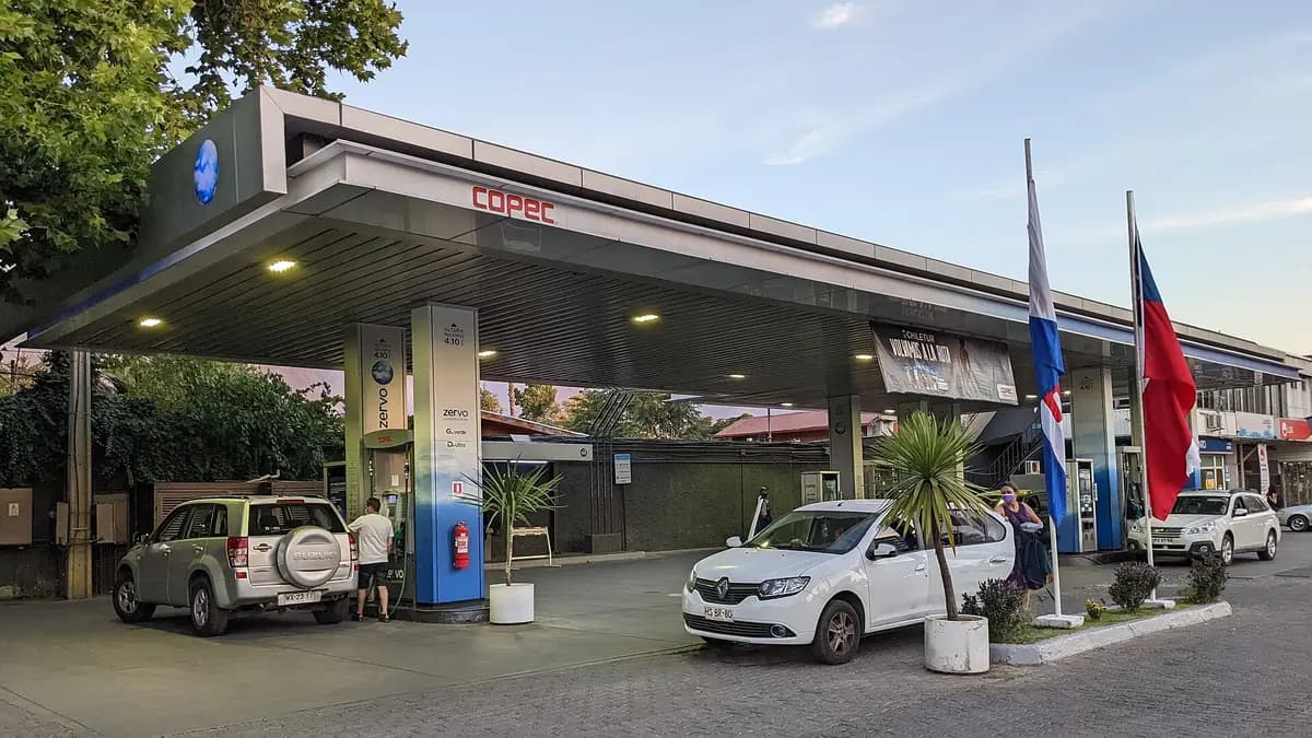 Posto de combustível Copec com carros abastecendo em La Reina, Santiago
