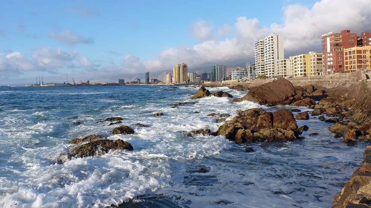 Costa desértica da Região de Antofagasta com morros que caem diretamente no oceano Pacífico
