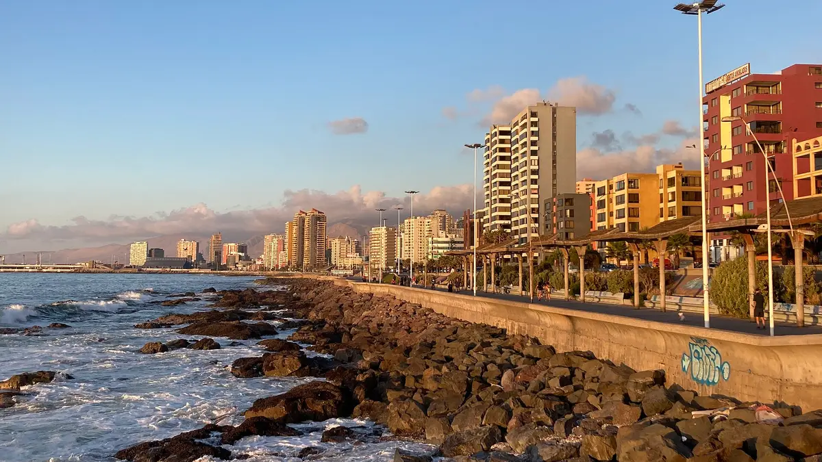 Costanera de la ciudad de Antofagasta con edificios frente al mar