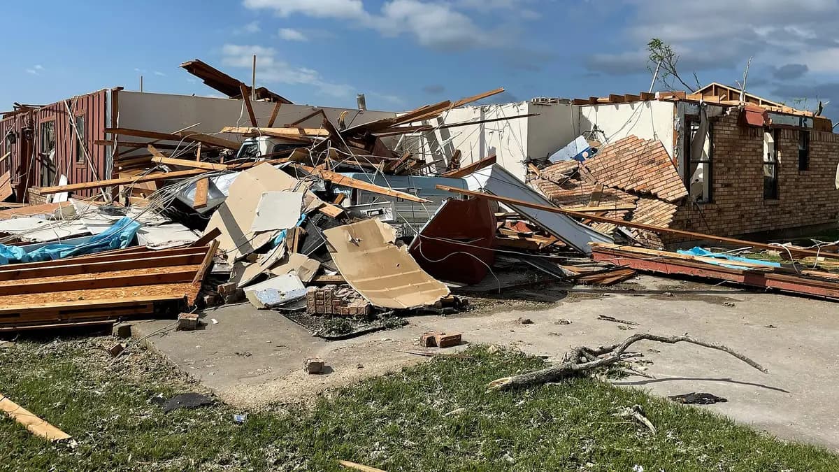 Escombros de telhados e paredes após a passagem de um tornado EF2