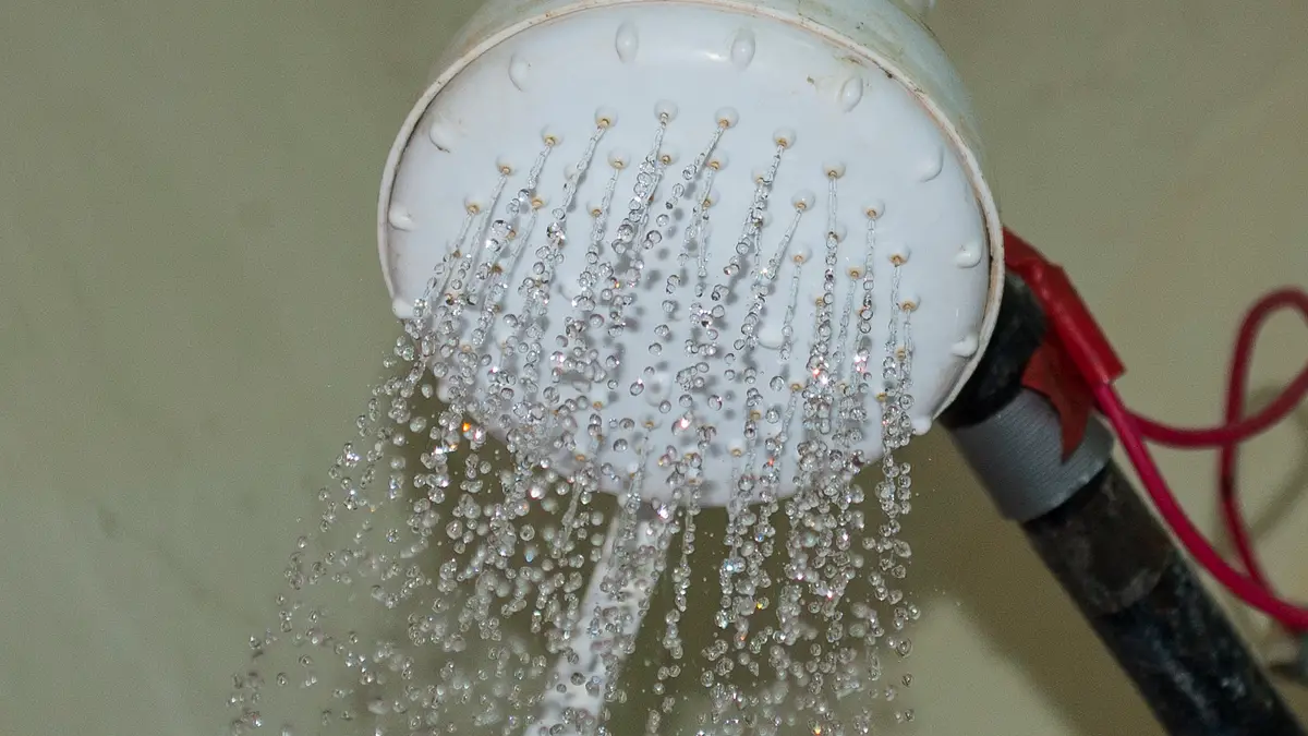 Chuveiro elétrico: quanto consome, quanto gasta em pesos chilenos por banho e se compensa frente ao aquecedor a gás