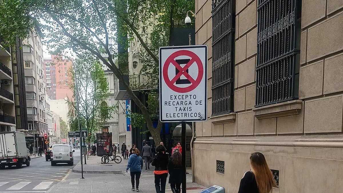 Placa de estacionamento exclusivo para a recarga de táxis elétricos em uma rua de Santiago