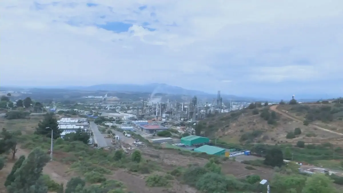 Panoramic view of Enap's plant in Concón surrounded by hills