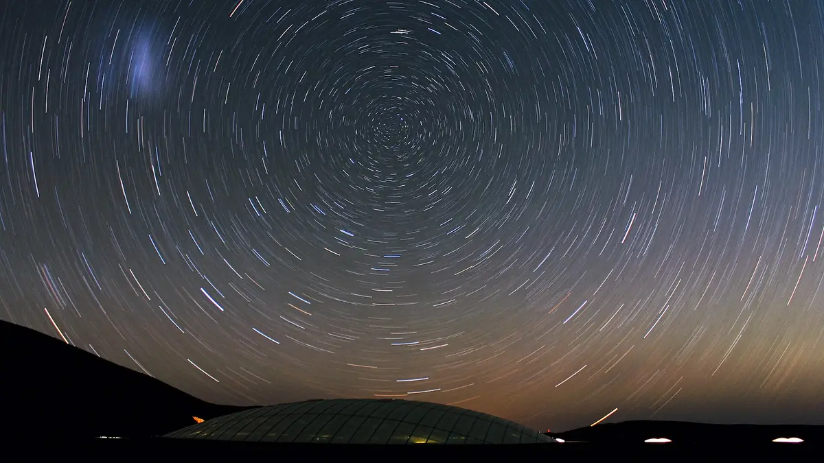 Rastros de estrelas sobre a residência do observatório de Cerro Paranal, no deserto do Atacama