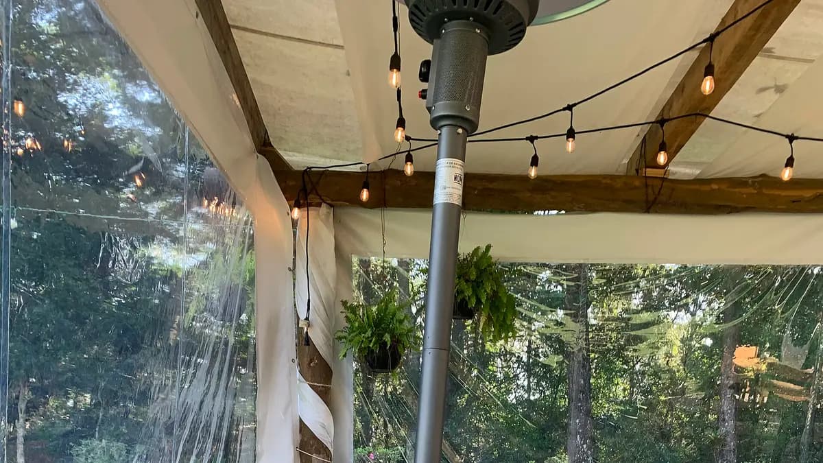 Estufa a gas exterior tipo hongo en la terraza techada de un restaurante