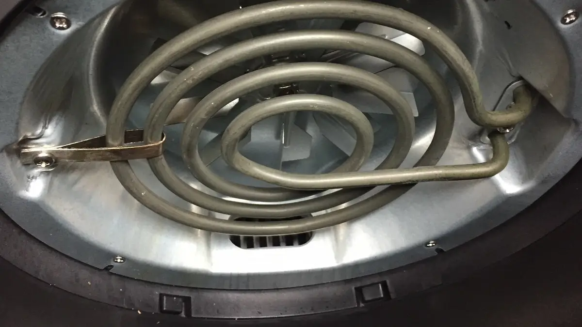 Resistencia en espiral y ventilador en el interior de una freidora de aire