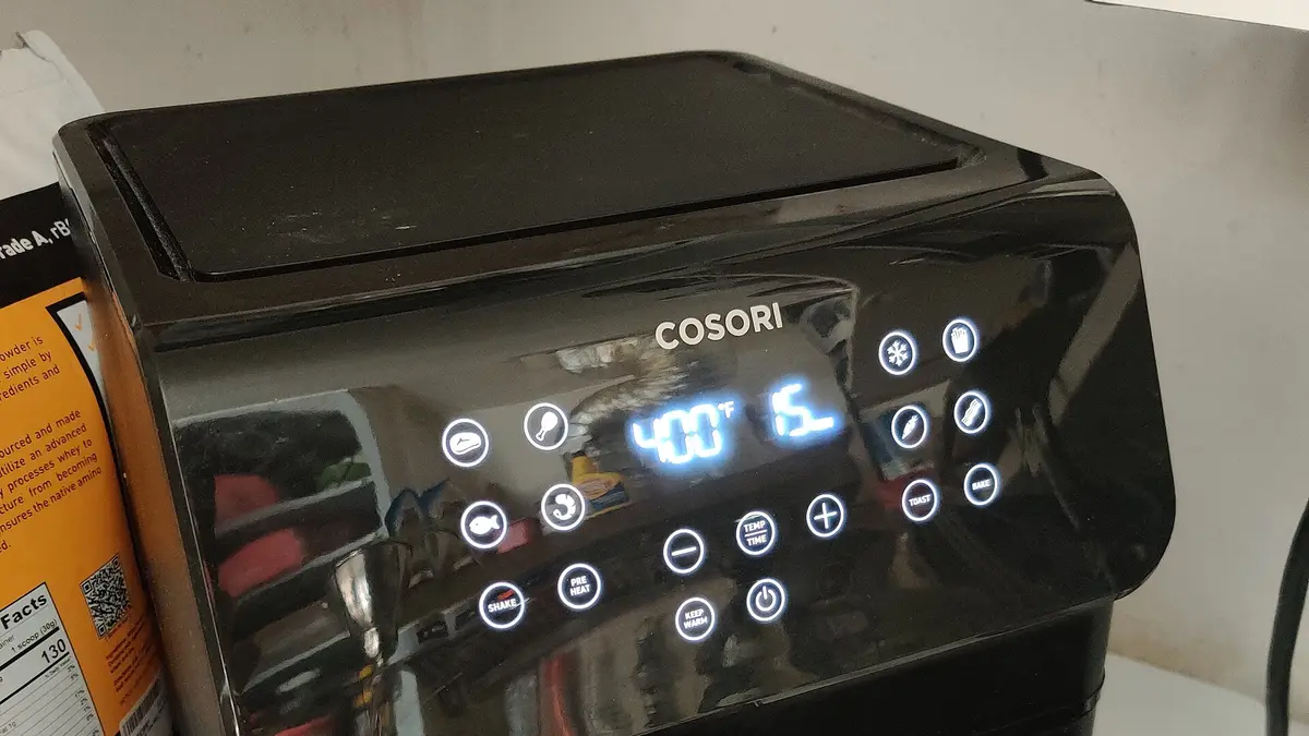 Panel digital de una freidora de aire con la temperatura y el tiempo