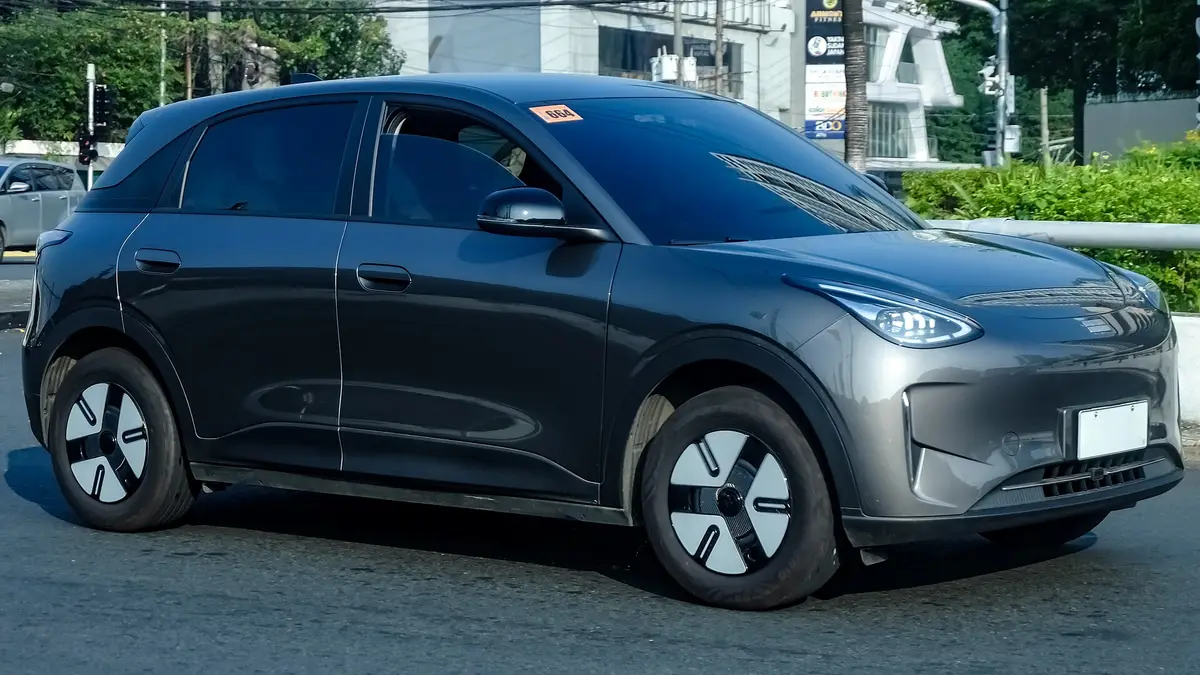 Carro elétrico compacto Geely EX2 cinza estacionado na rua