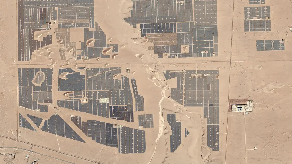 Imagem de satélite de usinas solares no deserto perto de Golmud, China