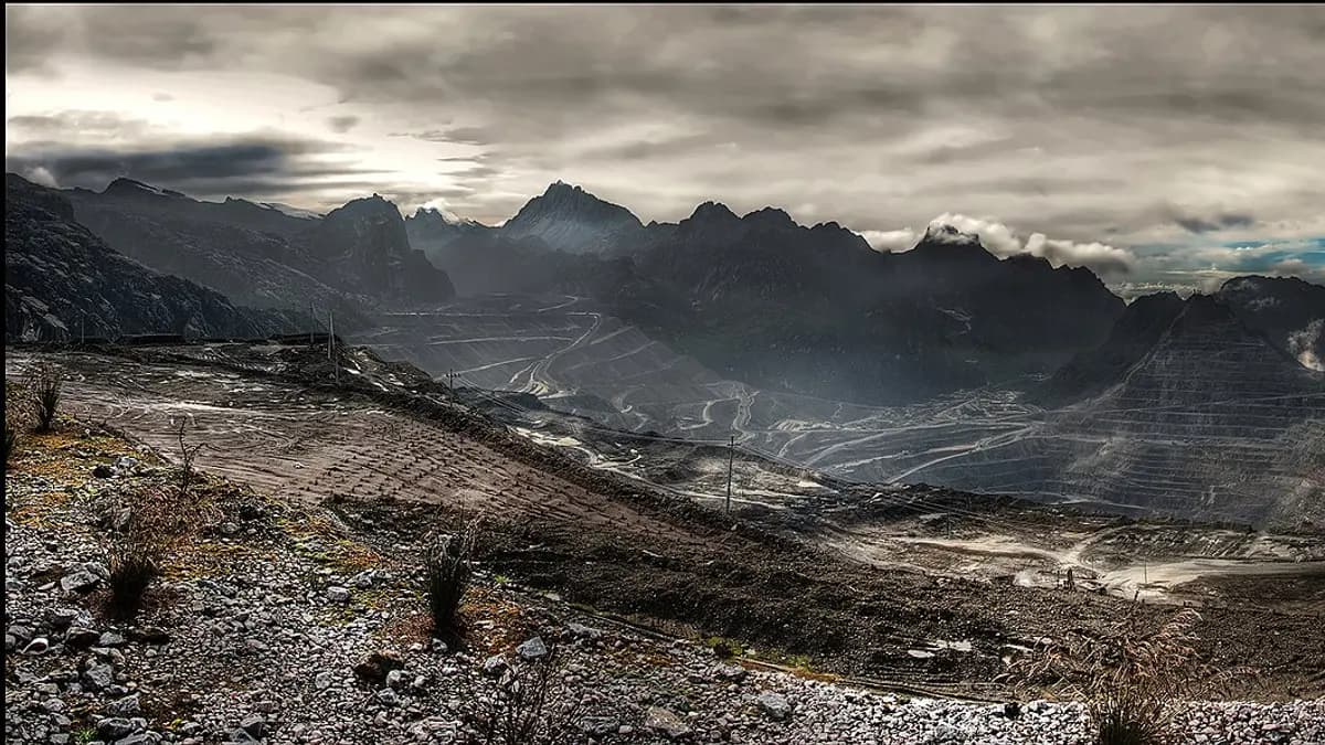 Vista panorâmica da mina Grasberg nas montanhas de Papua, Indonésia