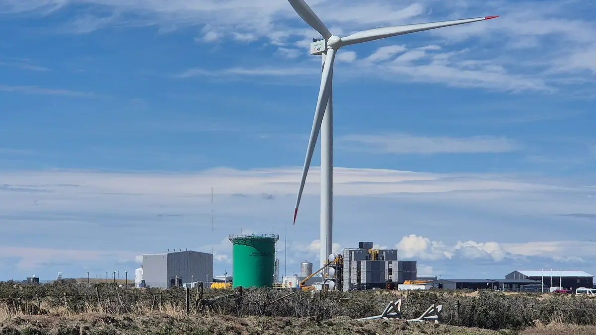 Aerogerador e tanques da usina piloto Haru Oni, da HIF Global, perto de Punta Arenas, em janeiro de 2026