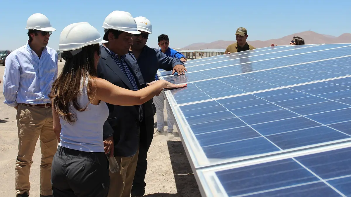 Inspeção de painéis solares em uma usina fotovoltaica de Pozo Almonte