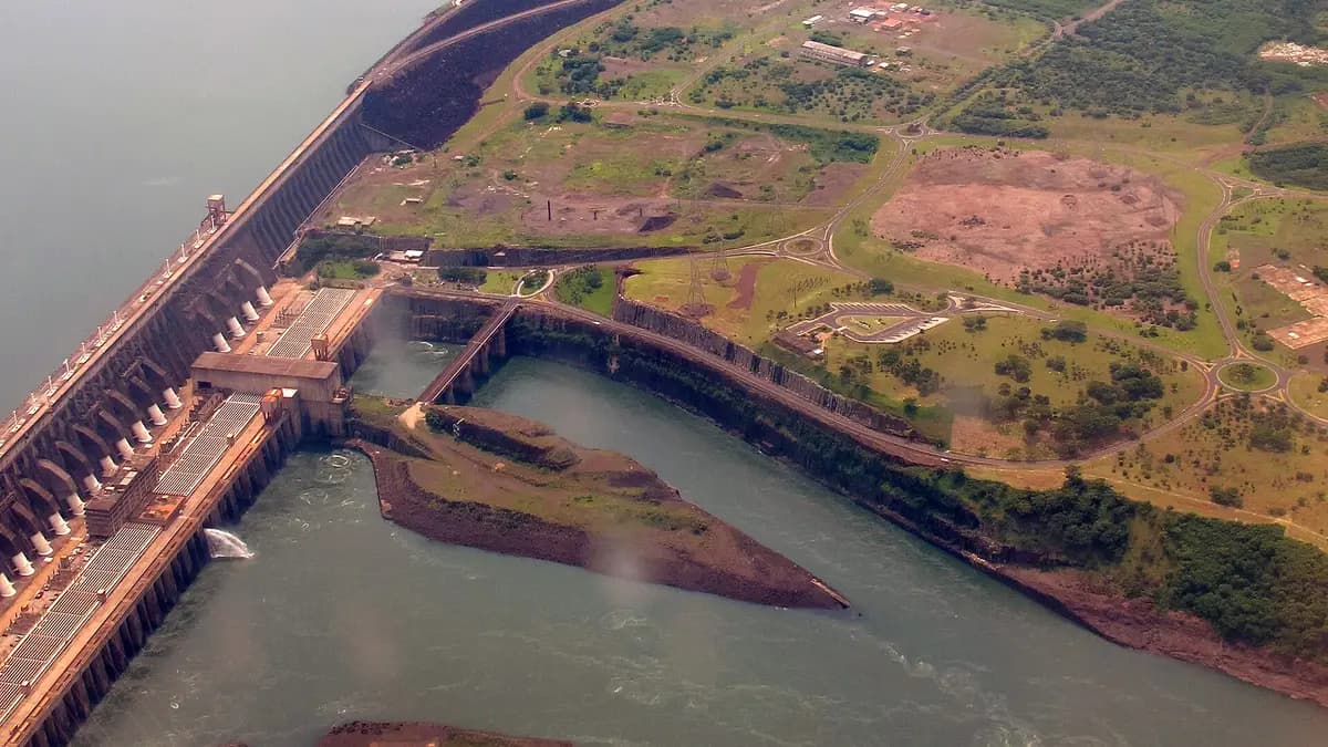 Vista aérea de la represa de Itaipú y su embalse