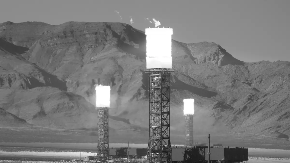 Las tres torres de la planta termosolar Ivanpah, con sus receptores encendidos, en el desierto de Mojave