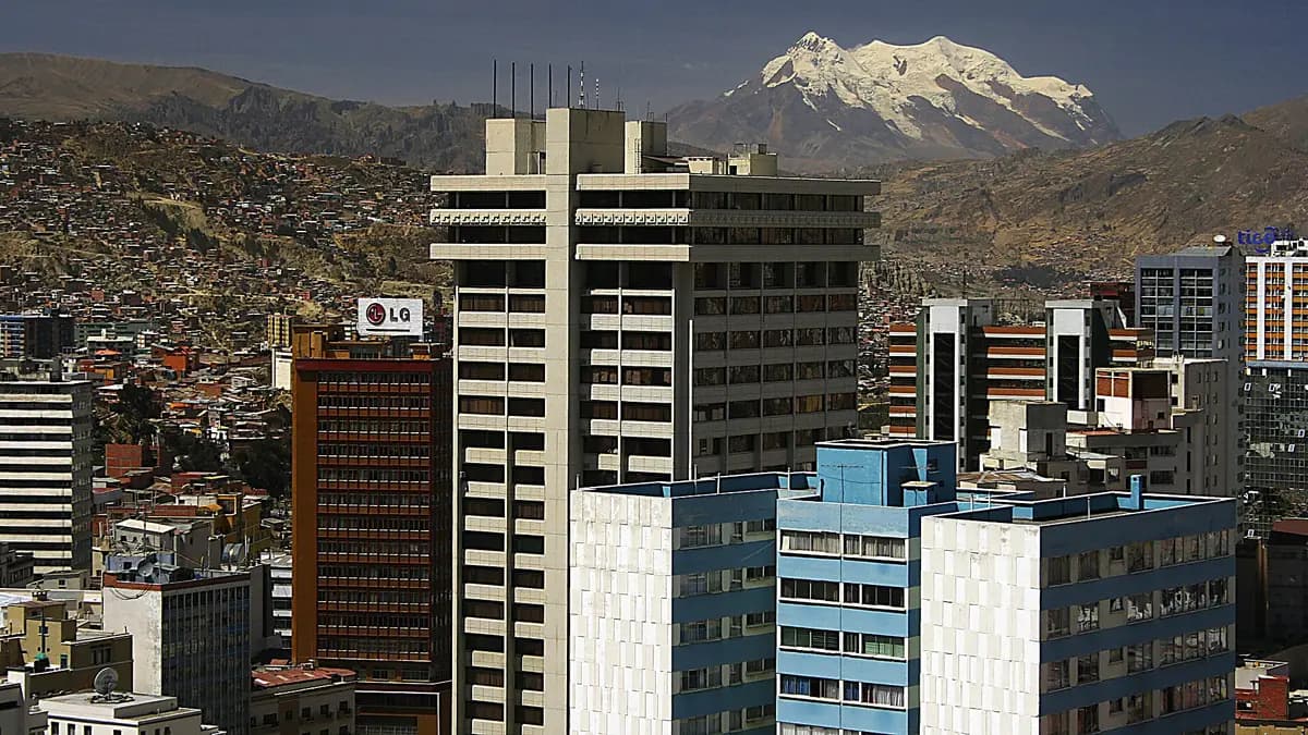 Prédios do centro de La Paz com o nevado Illimani ao fundo
