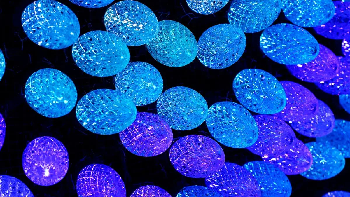 Primer plano de luces LED azules y moradas de una guirnalda navideña