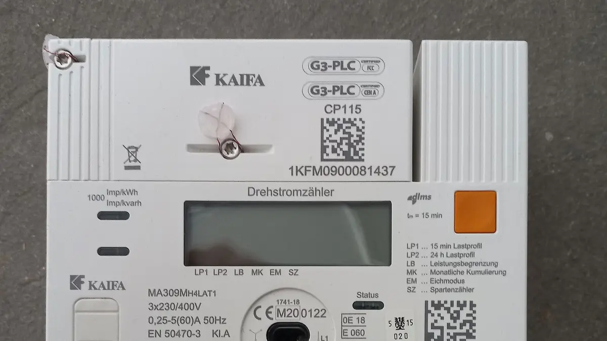 Medidor eléctrico digital con pantalla y código QR