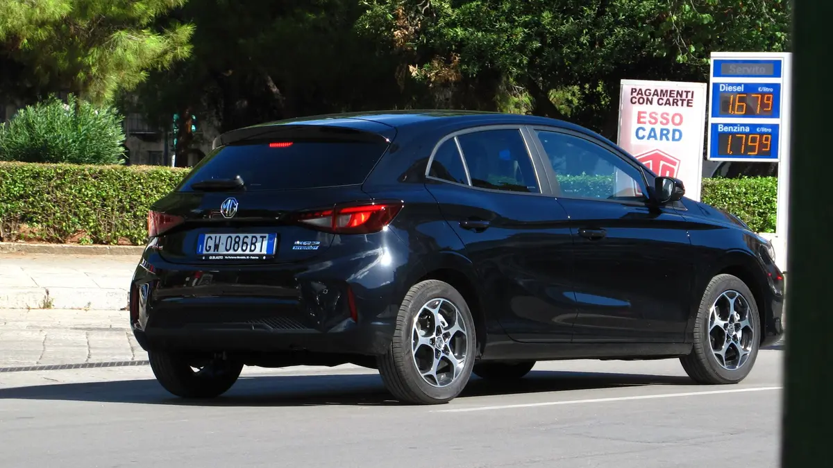 MG 3 Hybrid azul-escuro estacionado em frente a um posto de combustível