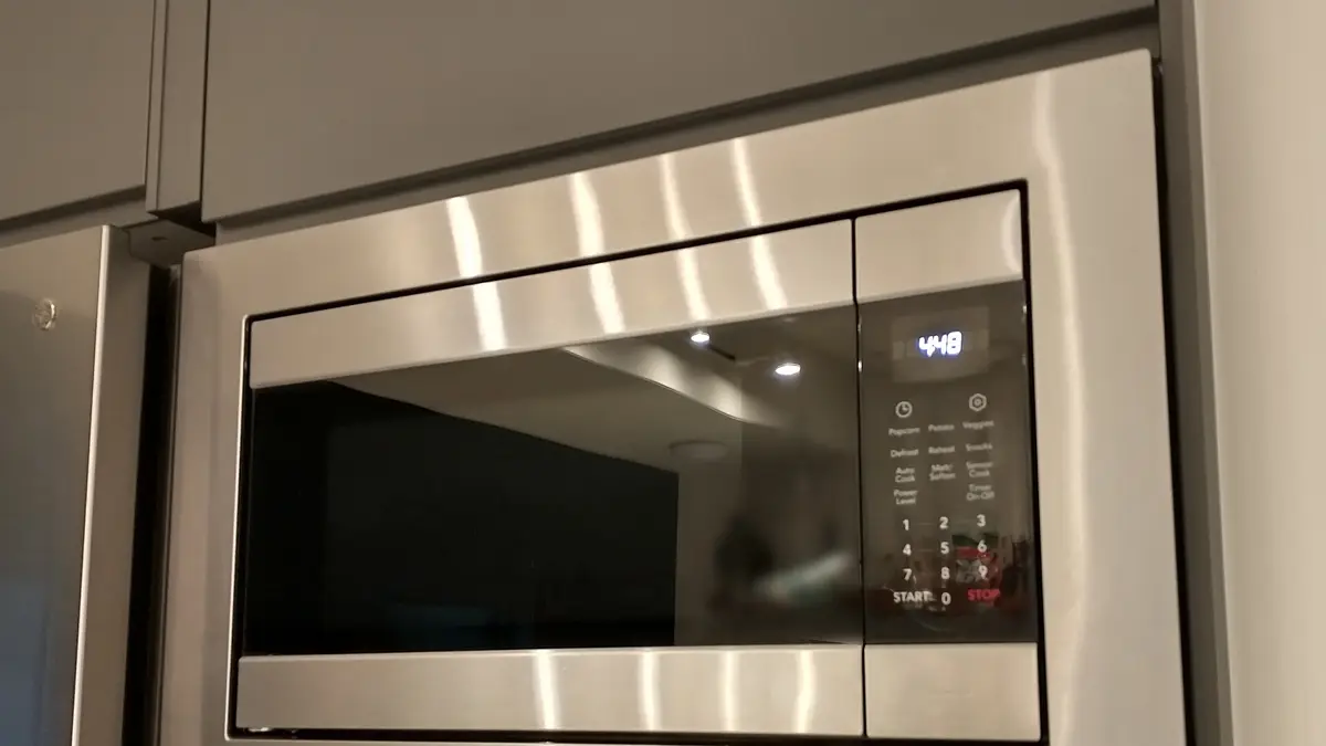 How much electricity does a microwave use in watts and how much does it cost