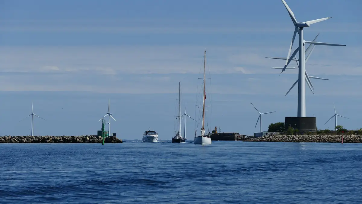 Aerogeradores do parque eólico marítimo Middelgrunden diante de Copenhague com veleiros no mar