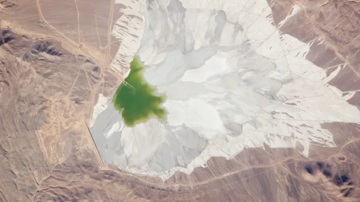 Vista do espaço da mina Escondida e de seus depósitos de rejeitos no deserto do Atacama