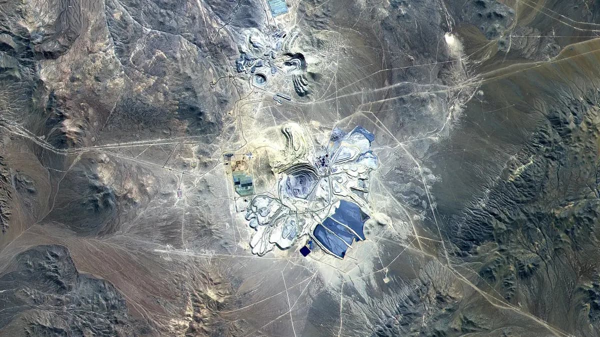 Solar plant inside Escondida: Sungrow files Helia, a 75 MW project with batteries worth US$110 million