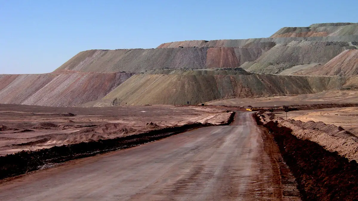 Estrada e pilhas de estéril da mina La Escondida no deserto do Atacama