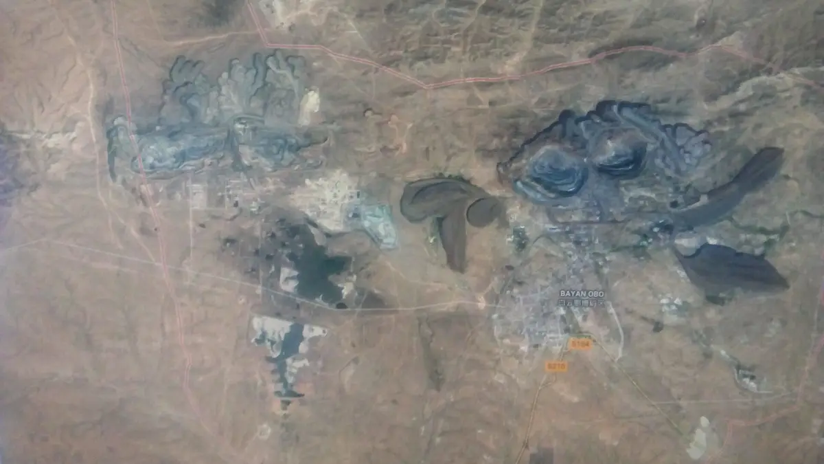 Imagem de satélite das cavas da mina de Bayan Obo, na Mongólia Interior, China, cercadas pela estepe