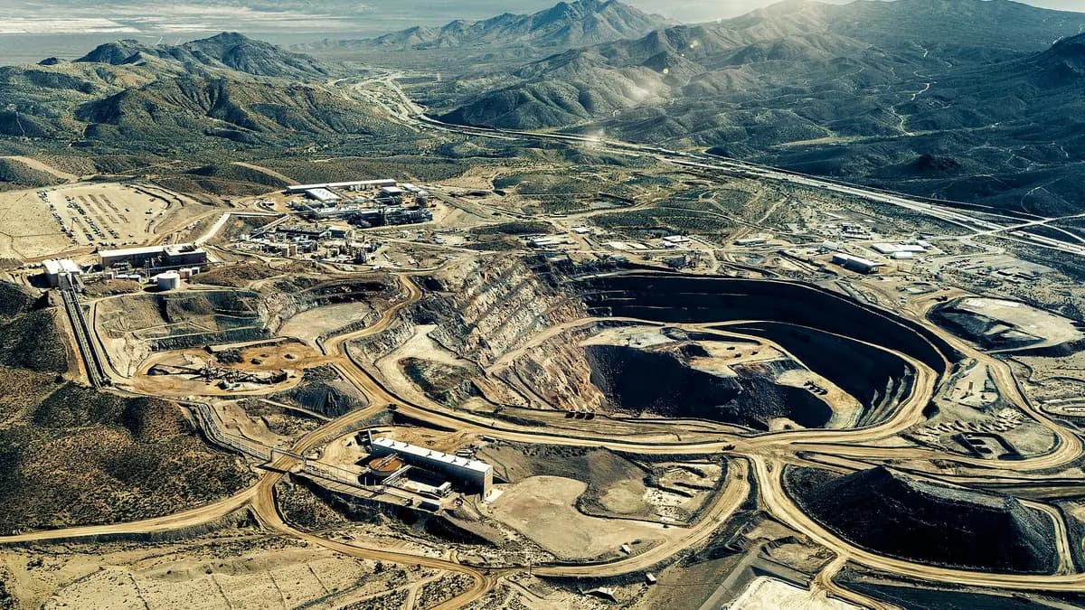 Vista aérea da cava e da planta de processamento da mina de terras raras de Mountain Pass, no deserto da Califórnia