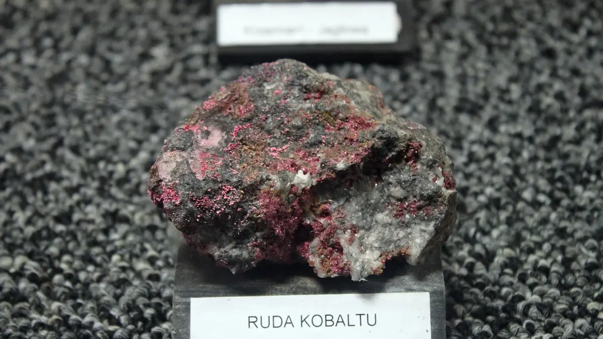 Trozo de mineral de cobalto de color gris con vetas oscuras