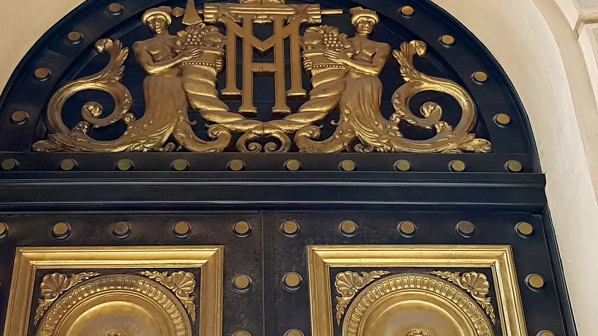 Detalhe ornamental da porta do prédio do Ministério da Fazenda em Santiago