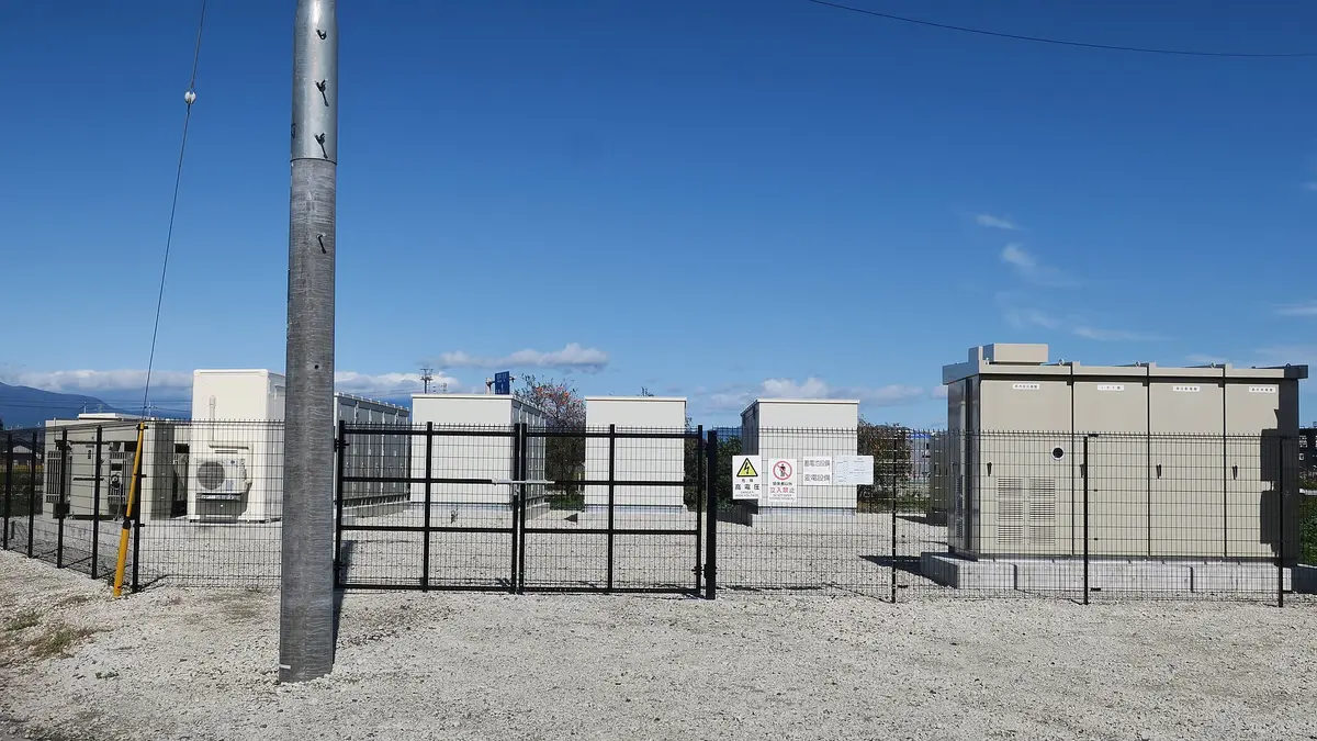 Battery containers at an energy storage station